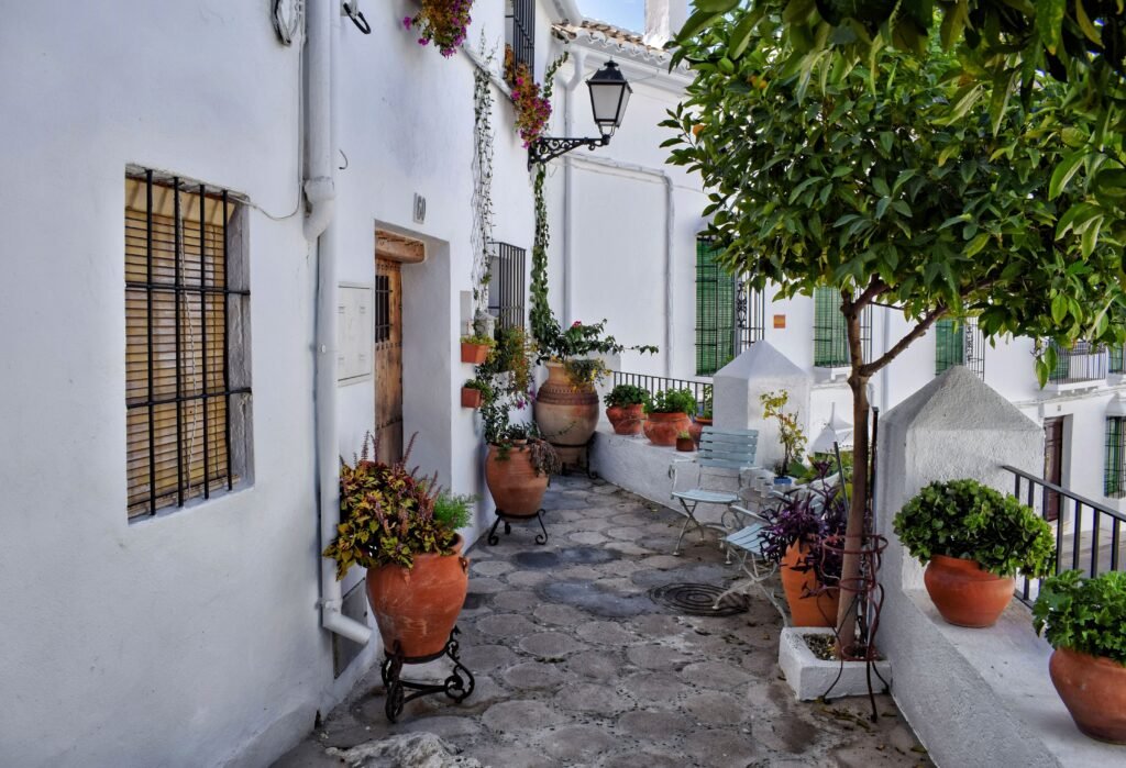 Calle típica andaluza con fachadas blancas, ejemplo de vivienda en Andalucía