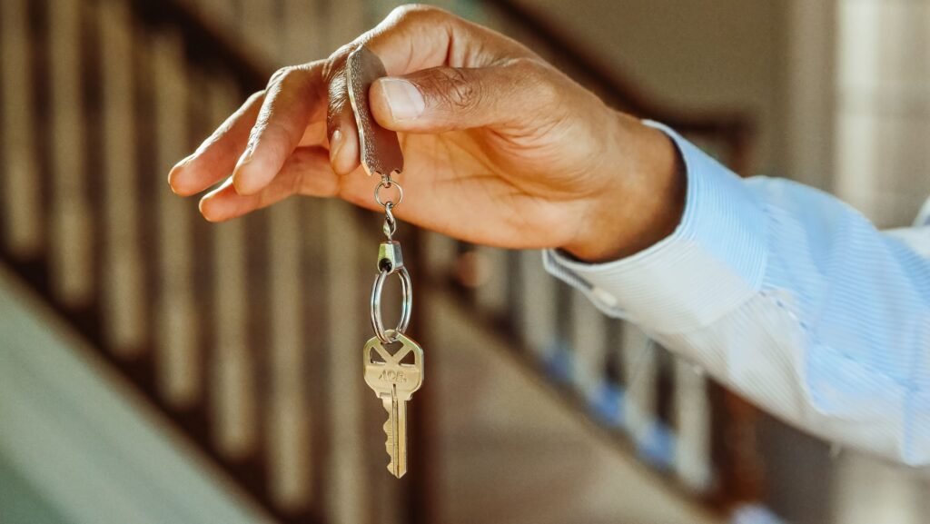 Mano sosteniendo la llave de un hogar en acceso a la vivienda