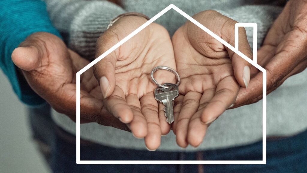 Manos sosteniendo la llave de un hogar, símbolo de acceso a la vivienda