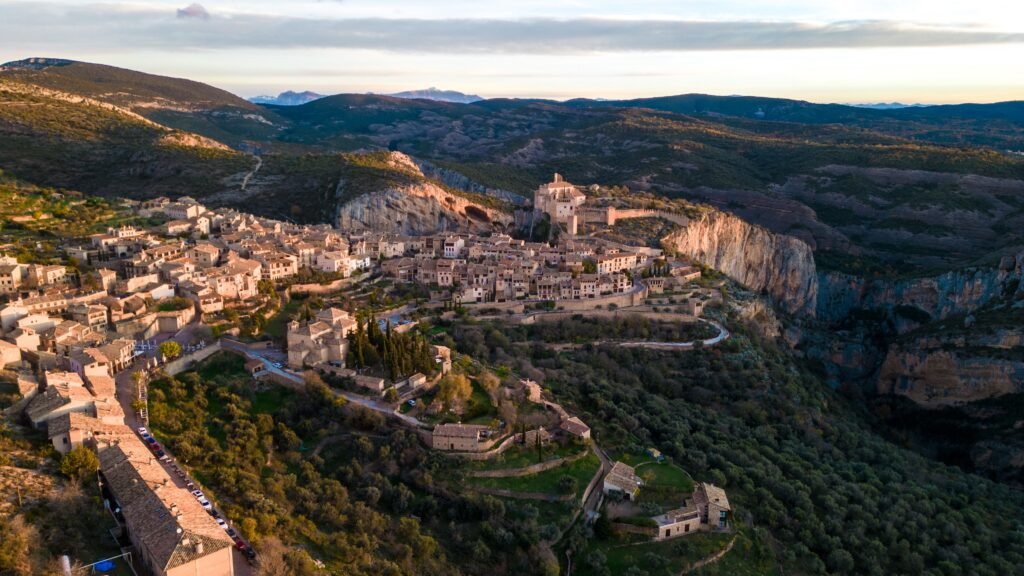 Vista aérea pueblo pequeño en España, ayudas hasta 15.000 euros para comprar vivienda