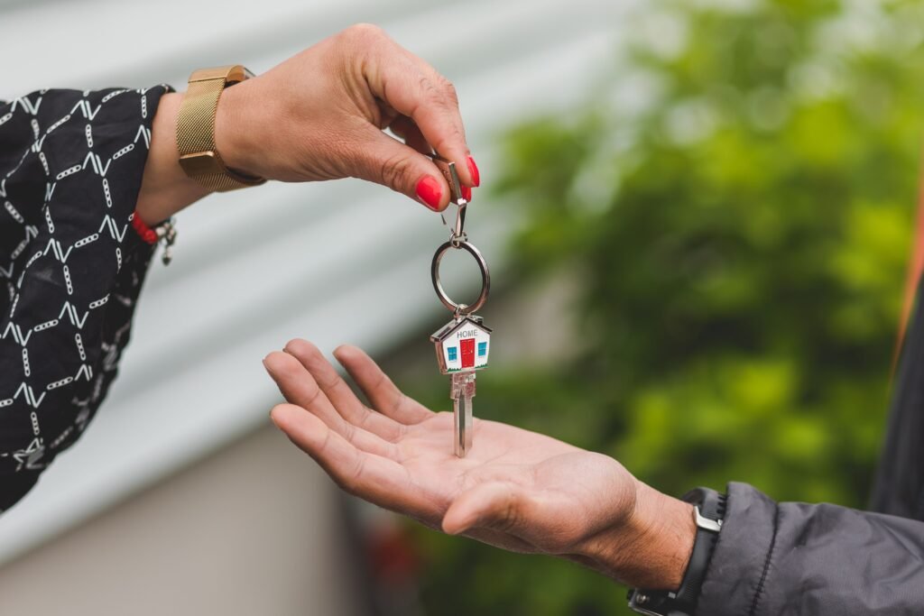 entrega de llaves de una vivienda de alquiler con opción a compra