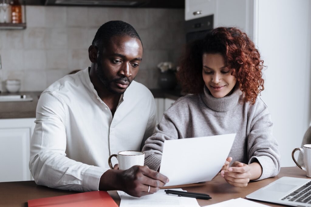 Pareja revisando los requisitos de ingresos para solicitar una vivienda de alquiler asequible