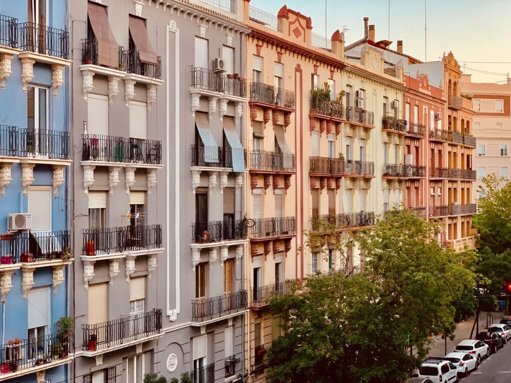 fachadas de edificios residenciales en una ciudad española