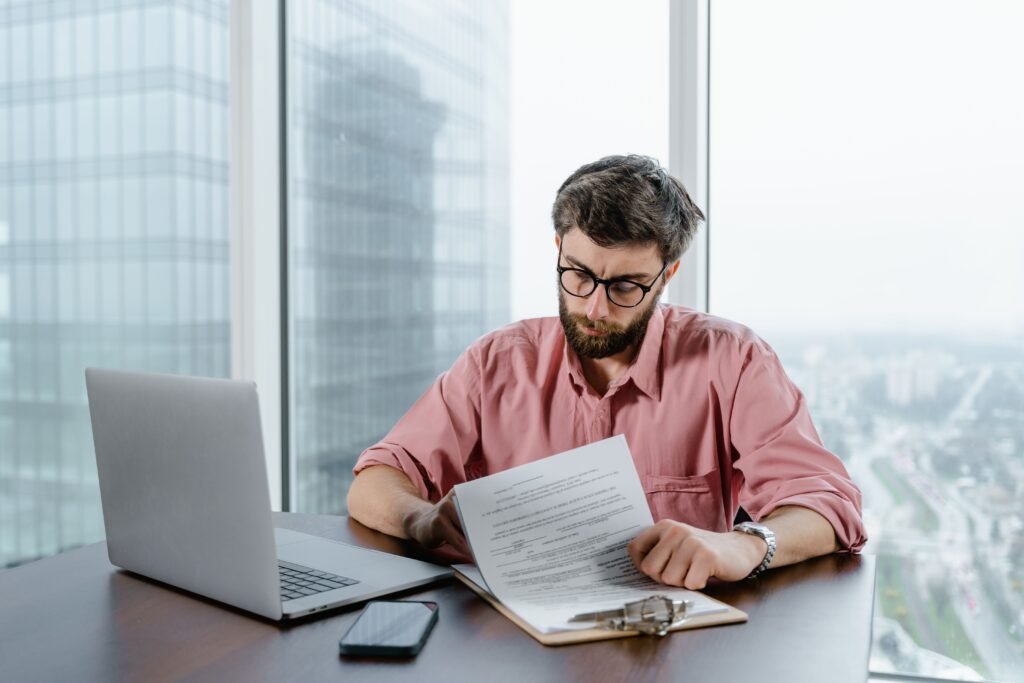 persona revisando los requisitos de ingreso y documentación para solicitar el aval ICO