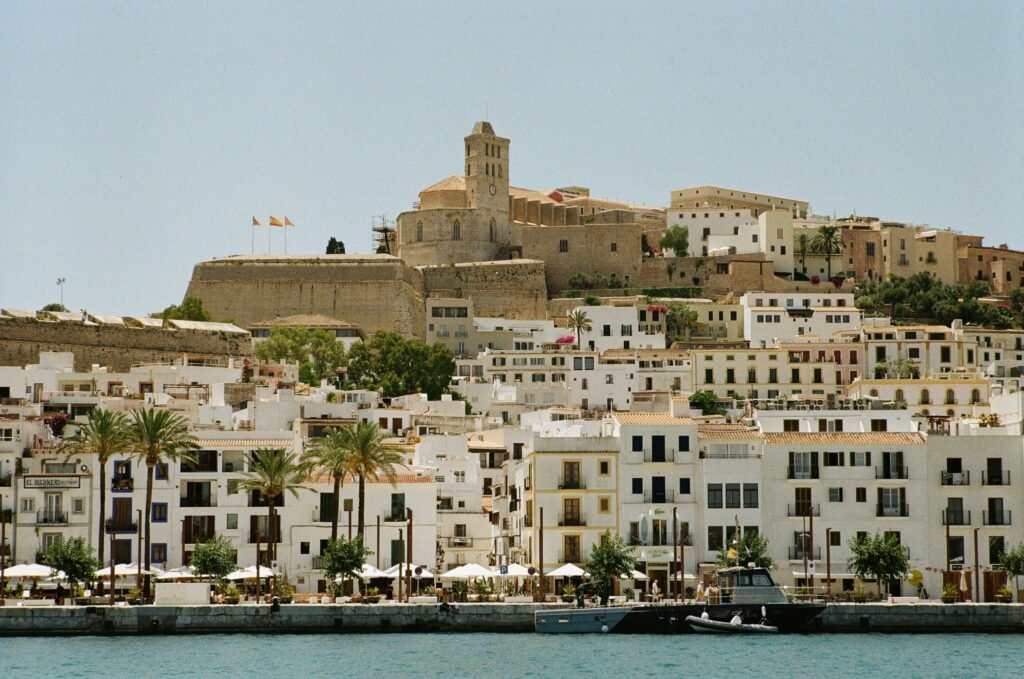 vista de Dalt Vila en Ibiza, ayuda 10.000€ comprar vivienda Baleares.