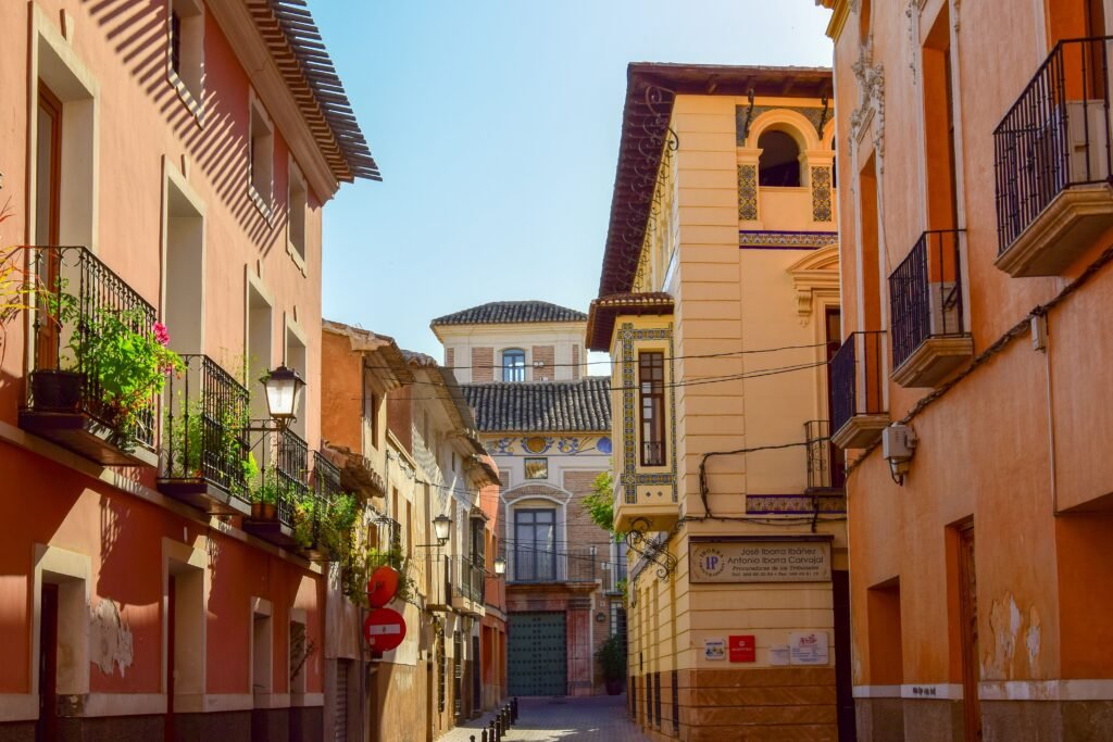 Calle de un pueblo rural español con balcones y fachadas de colores