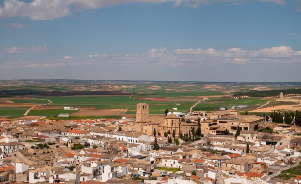 Vista aérea de un pueblo español rodeado de campos de cultivo