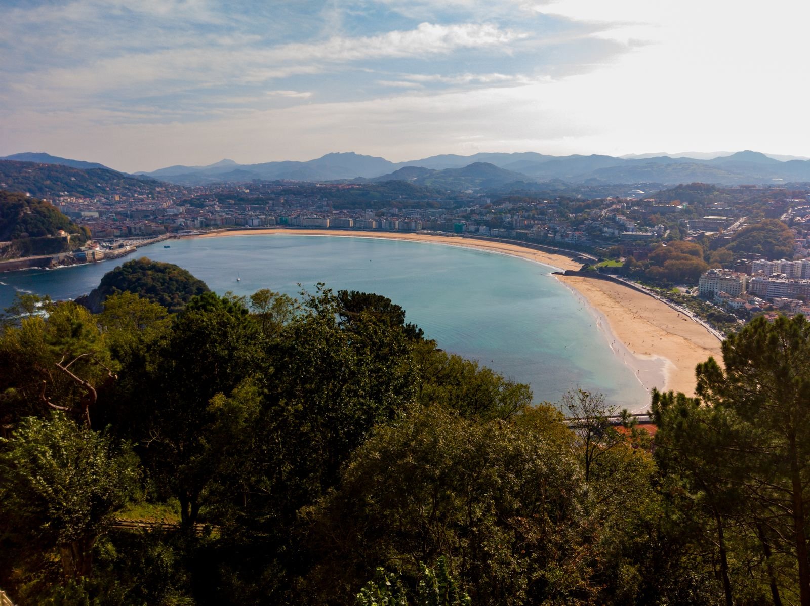 Vista aérea de una bahía junto a edificios de una ciudad
