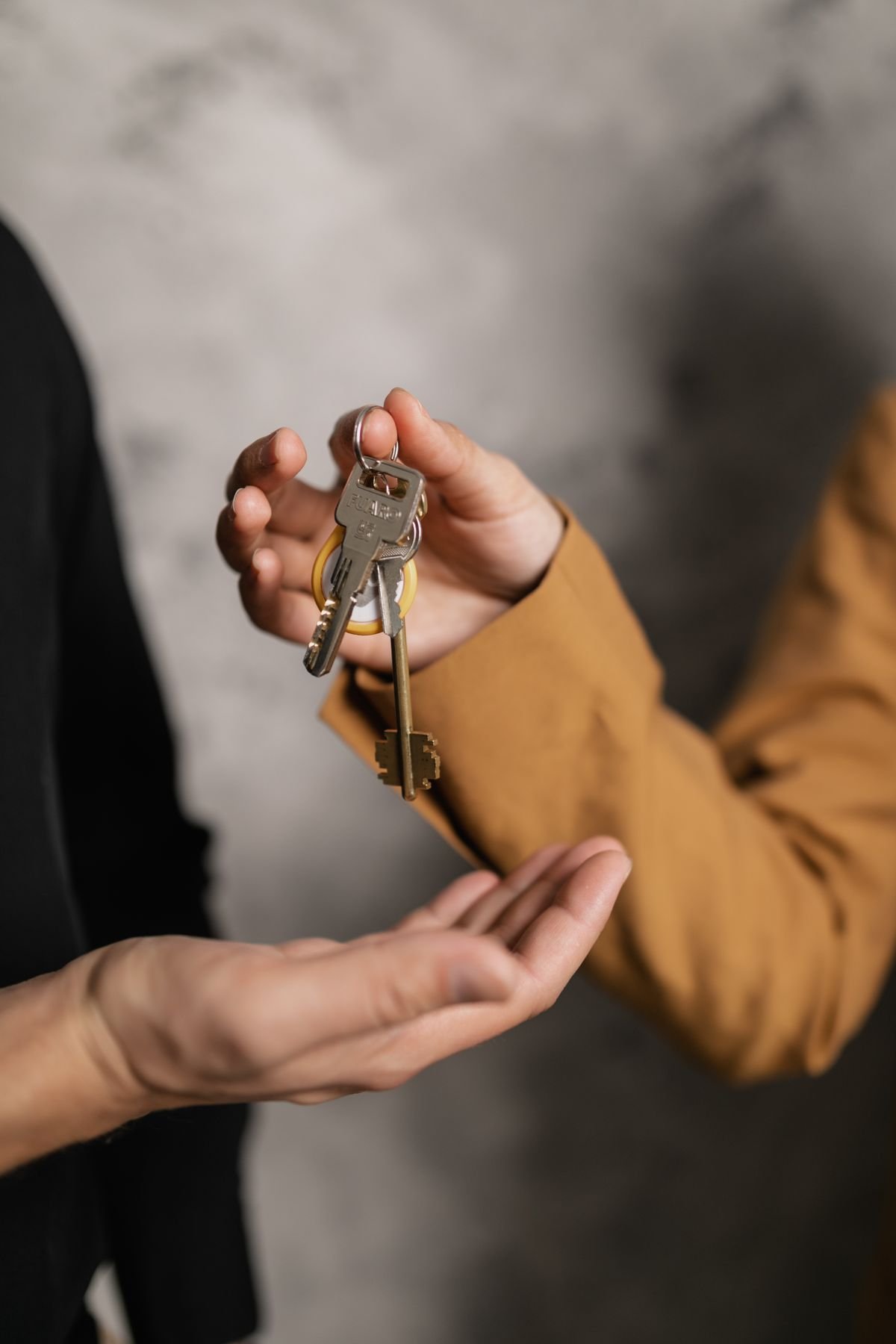 Dos personas intercambiando las llaves de una vivienda