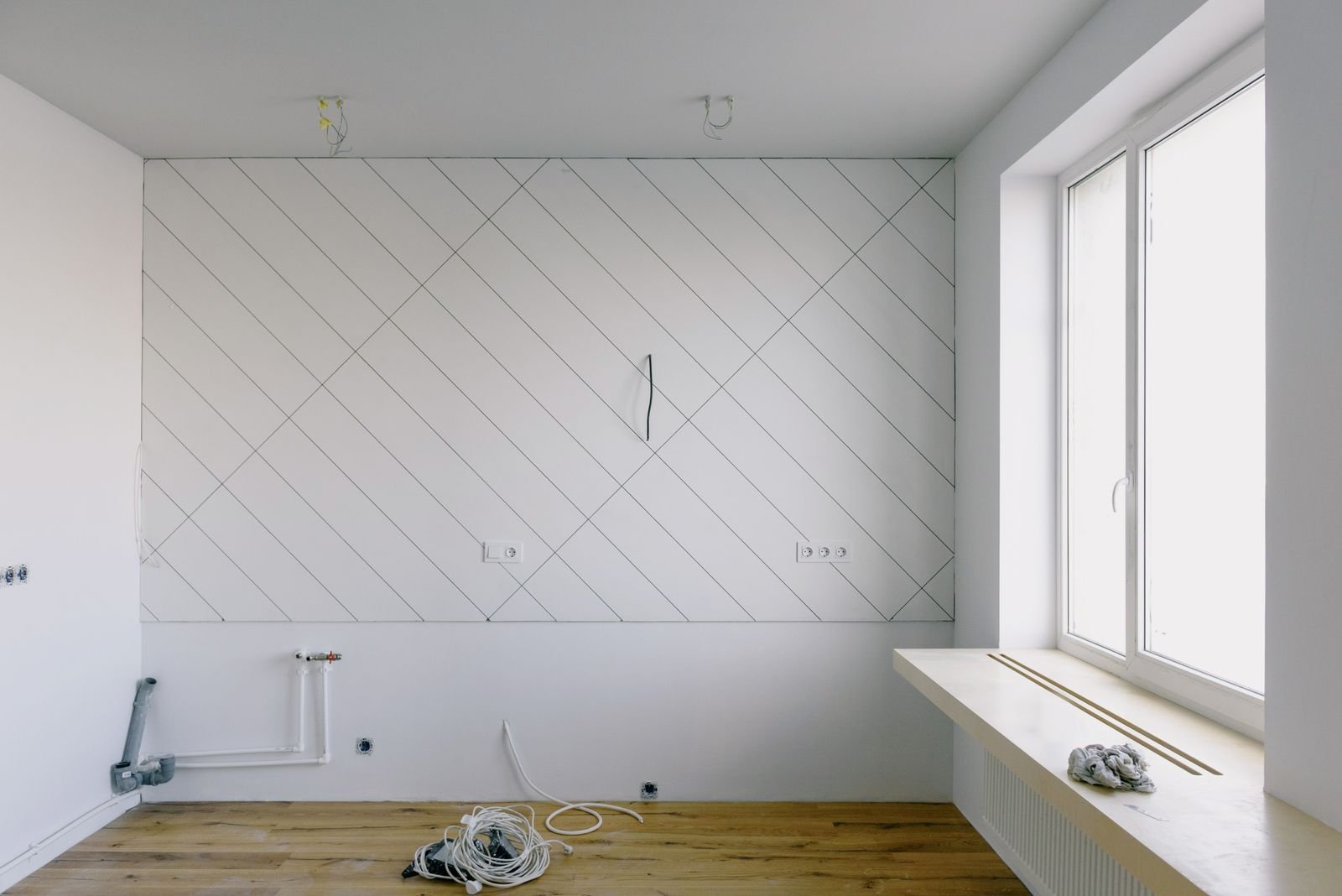 Habitación luminosa en reforma con suelo laminado