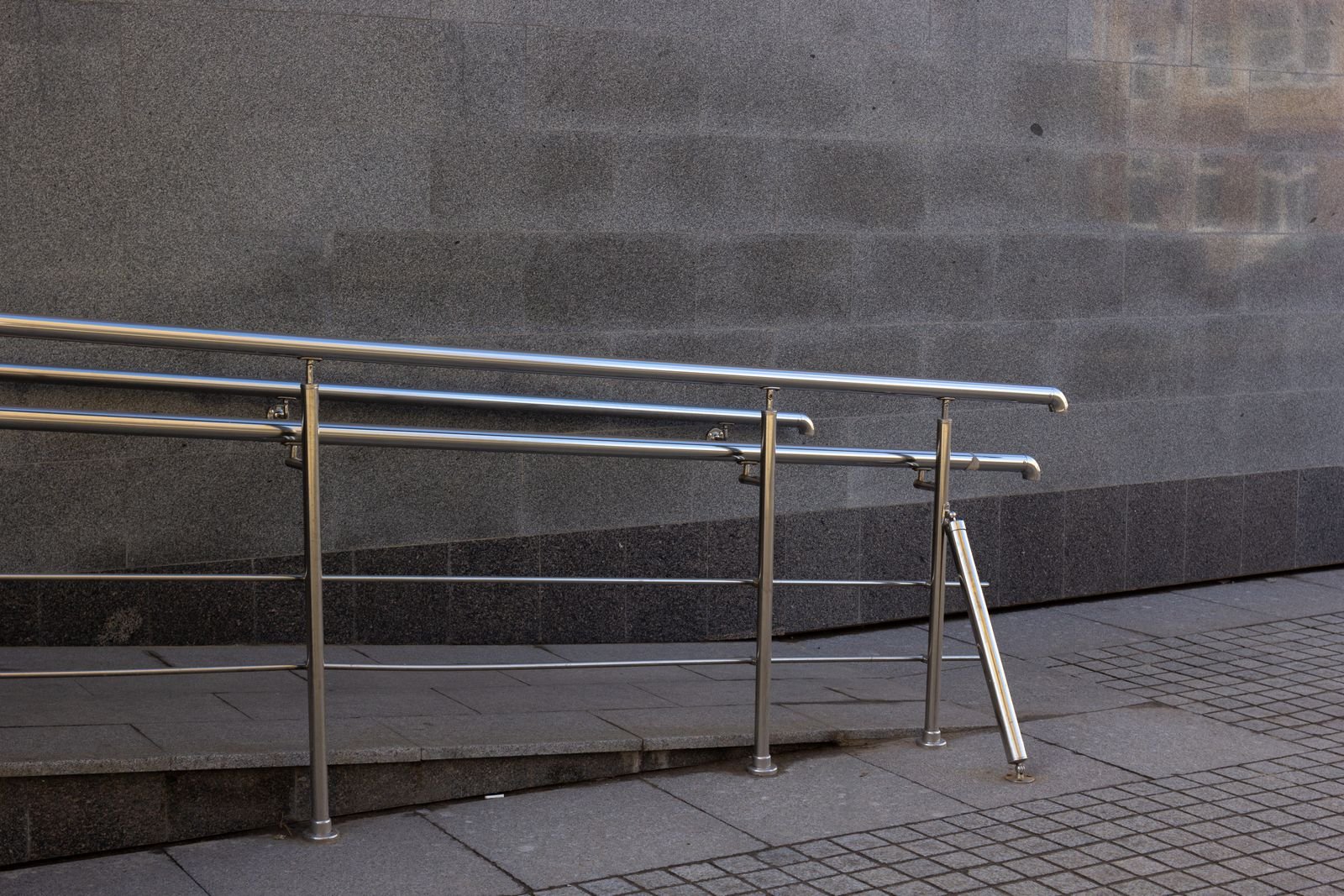 Pasamanos metálico junto a una acera
