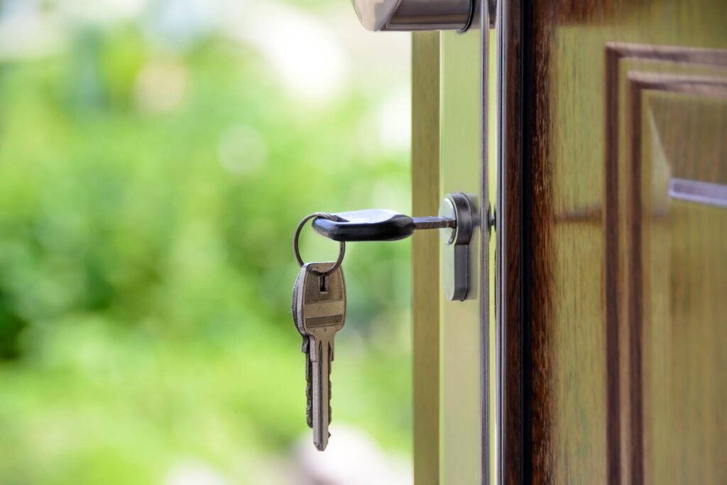 Llaves colgadas de la cerradura de la puerta de una vivienda
