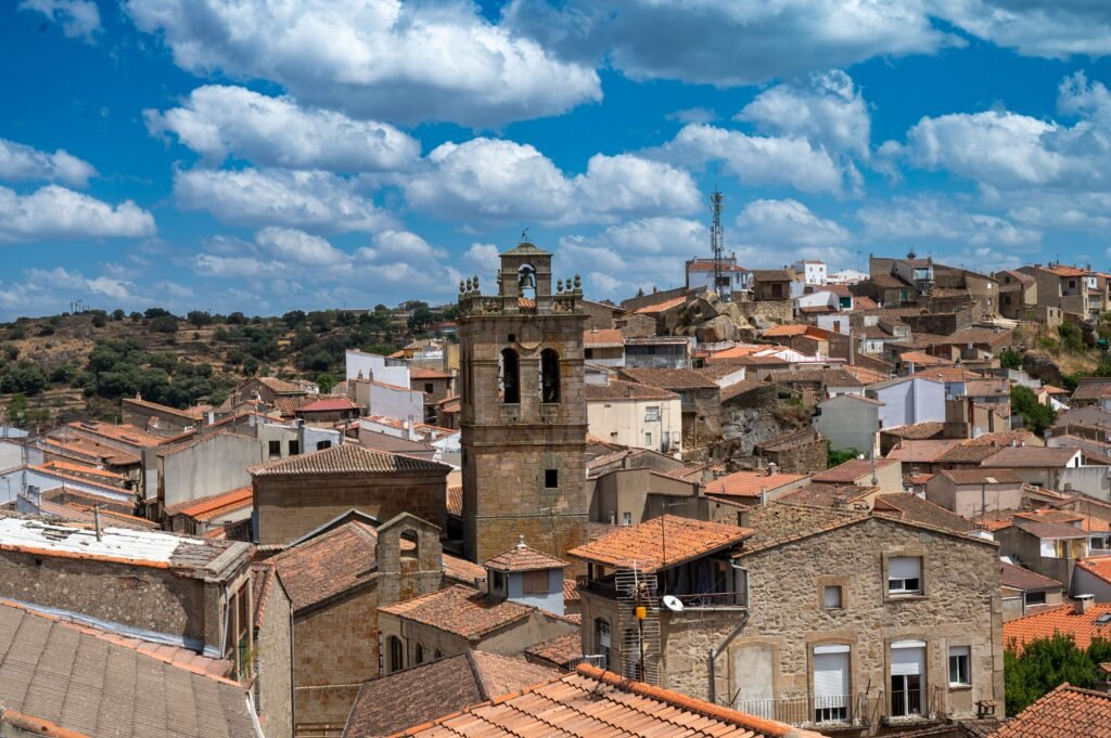 Pueblo tradicional español con campanario de piedra, ilustrando la ayuda de 15.000 euros por teletrabajar