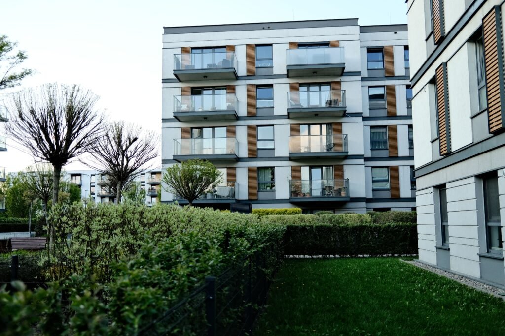 Bloque de viviendas con balcones y jardín comunitario