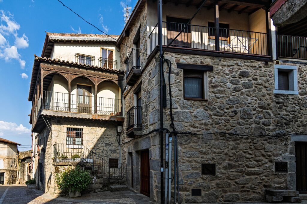 Casas de piedra en un pueblo rural español, zona donde se pueden comprar viviendas con ayudas
