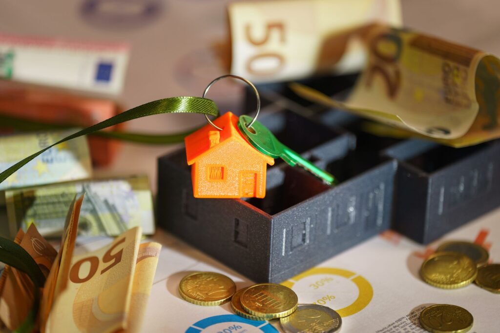 Llaves de una vivienda junto a billetes y monedas de euro, en referencia al alquiler tras la derogación del Decreto Maricarmen