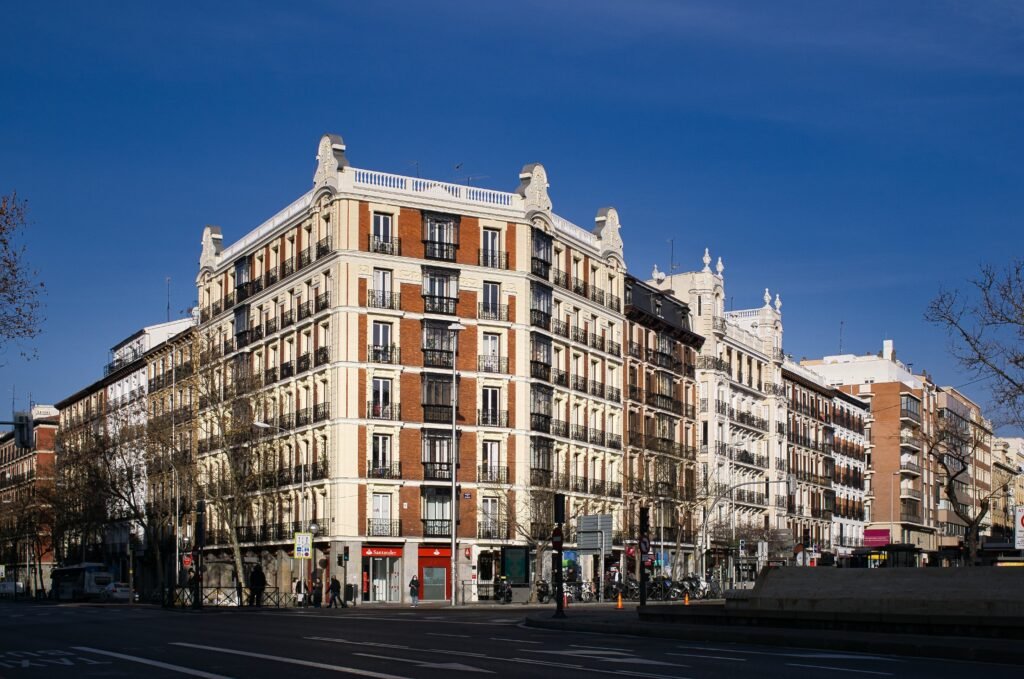 Edificio de viviendas en Madrid, en el contexto del Decreto Maricarmen y su derogación en el Congreso
