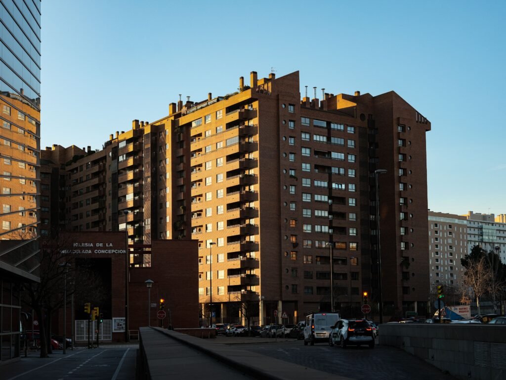 Bloques de viviendas de ladrillo en un barrio residencial de España