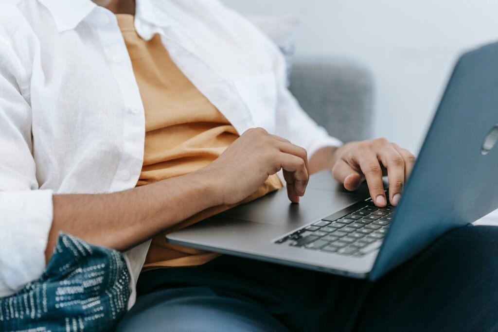 Persona consultando en un portátil la información para solicitar una ayuda a la vivienda
