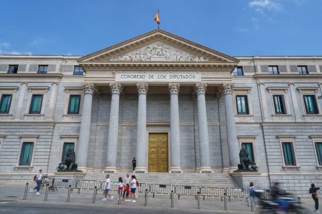 Fachada del Congreso de los Diputados en Madrid, donde se votaron los decretos de vivienda