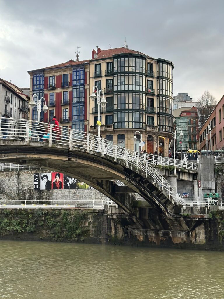 Edificios junto a la ribera del río en Bilbao