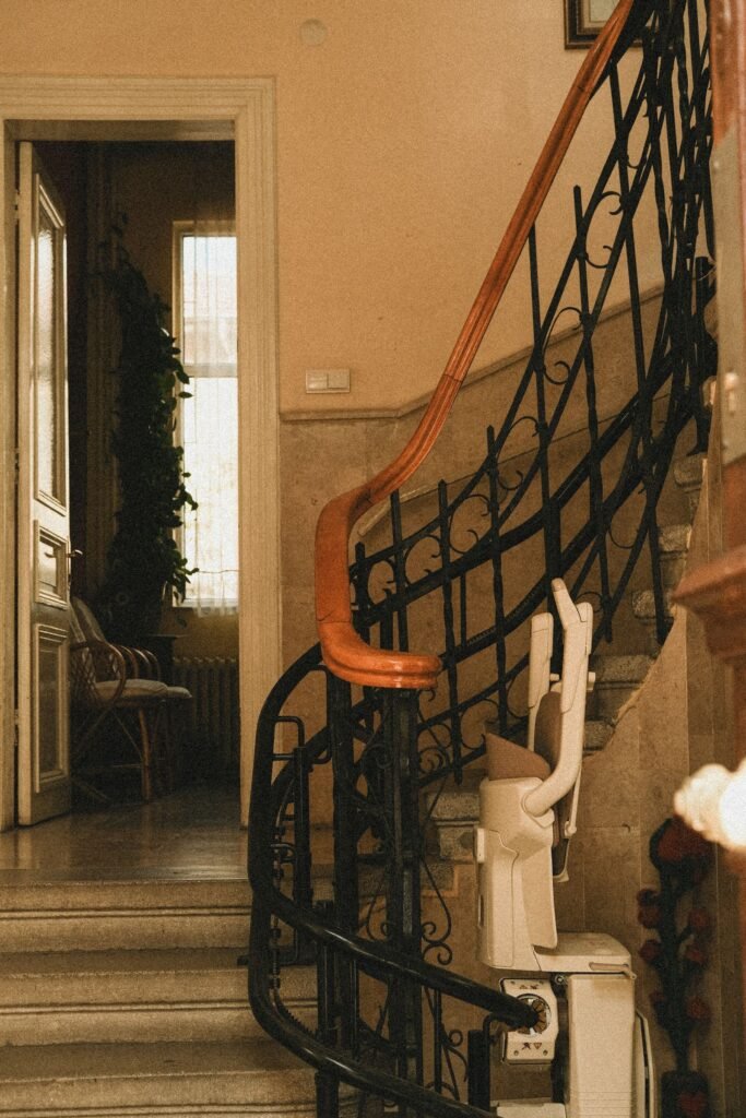 Salvaescaleras instalado junto a una barandilla